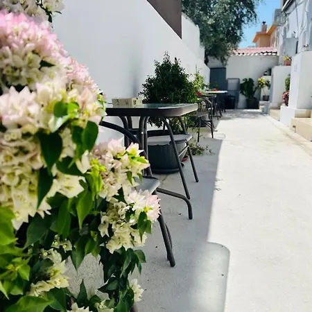 - - Sleeps 4 - Garden - Parking Larnaca