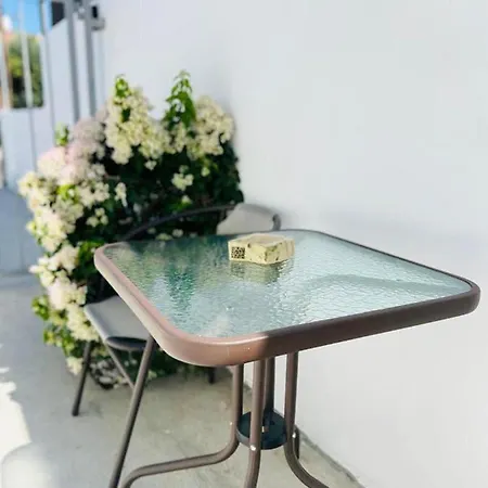 - - Sleeps 4 - Garden - Parking Apartament Larnaca