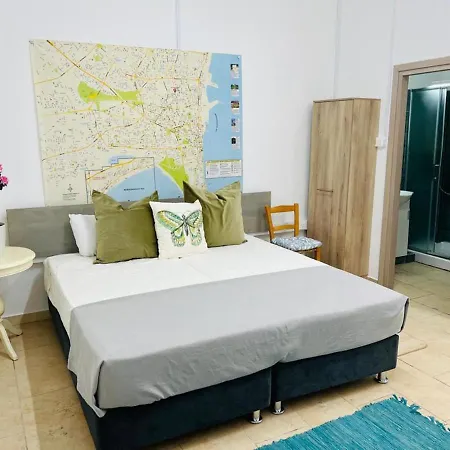 - - Sleeps 4 - Garden - Parking Larnaca