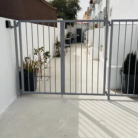 - - Sleeps 4 - Garden - Parking Apartament *