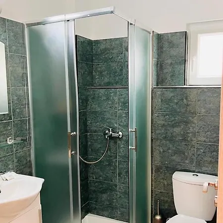 - - Sleeps 4 - Garden - Parking Appartement Larnaca