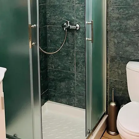 - - Sleeps 4 - Garden - Parking Ларнака