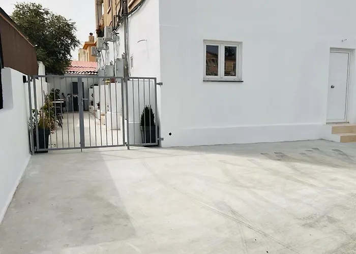 - - Sleeps 4 - Garden - Parking *