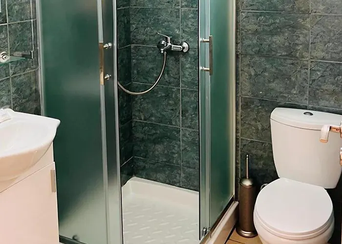 - - Sleeps 4 - Garden - Parking Larnaca